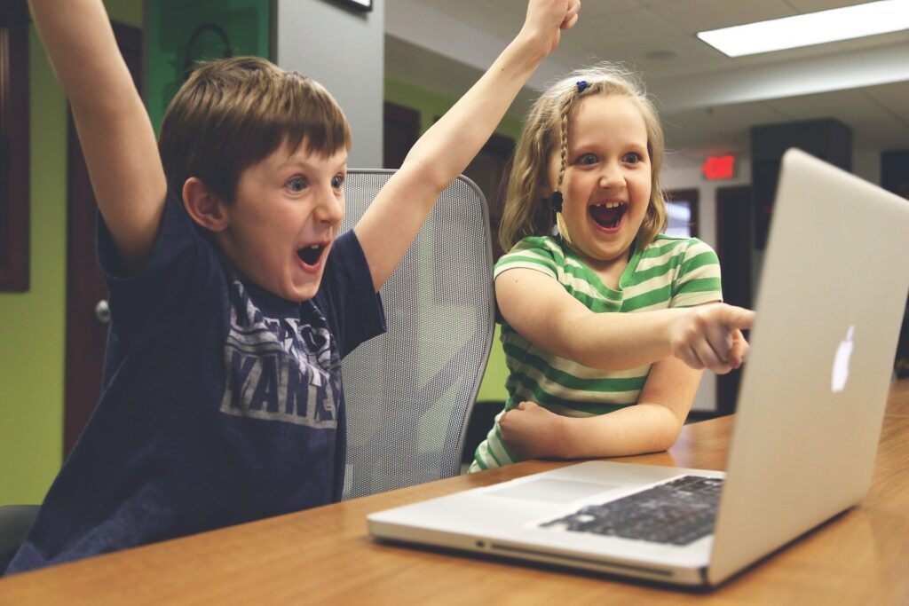 to børn foran computeren 