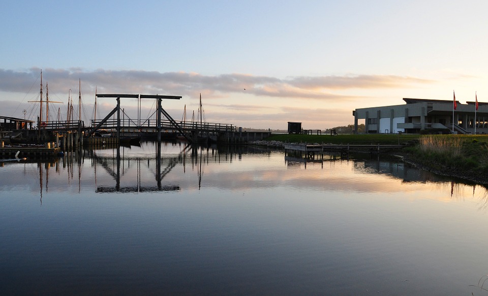Vikingeskibsmuseet i Roskilde i solnedgang