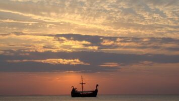 vikingeskib i solnedgang
