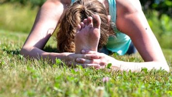 Yogastilling, kvinde, græs